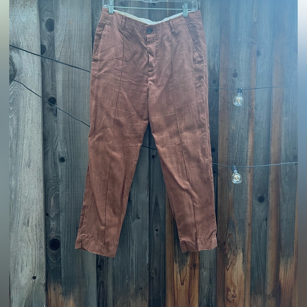 Beautifully made linen and viscose blend pant with silk pockets.